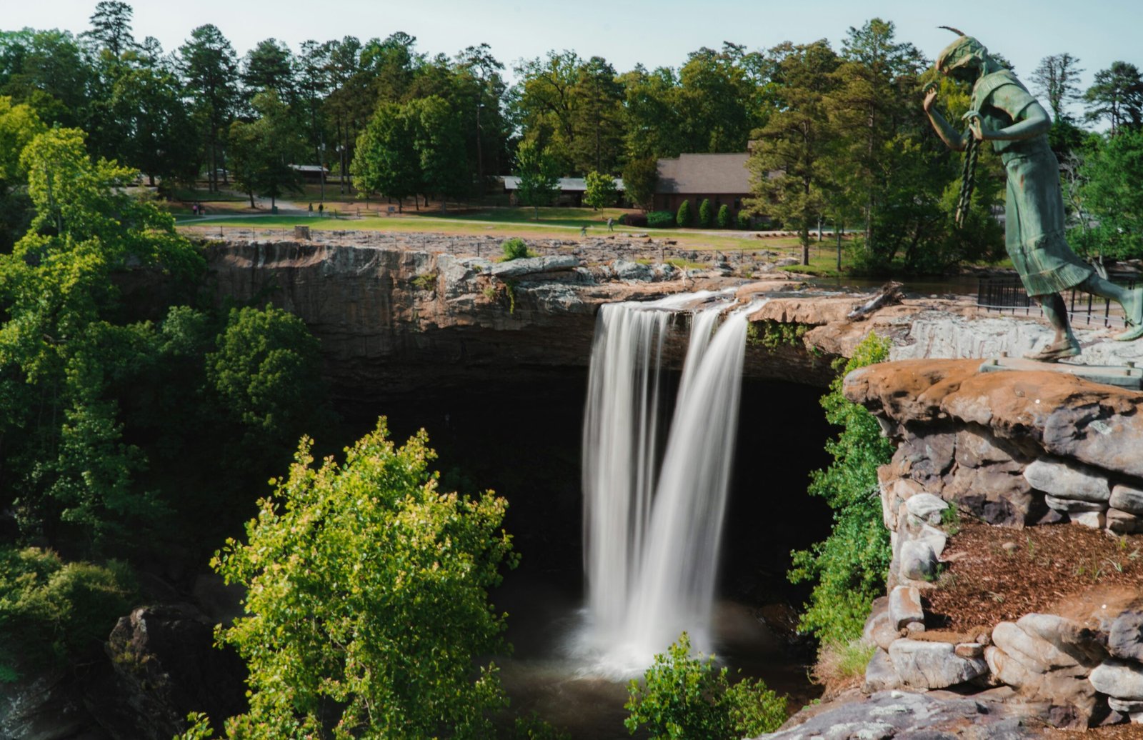 Discover the Enchanting Beauty of Noccalula Falls